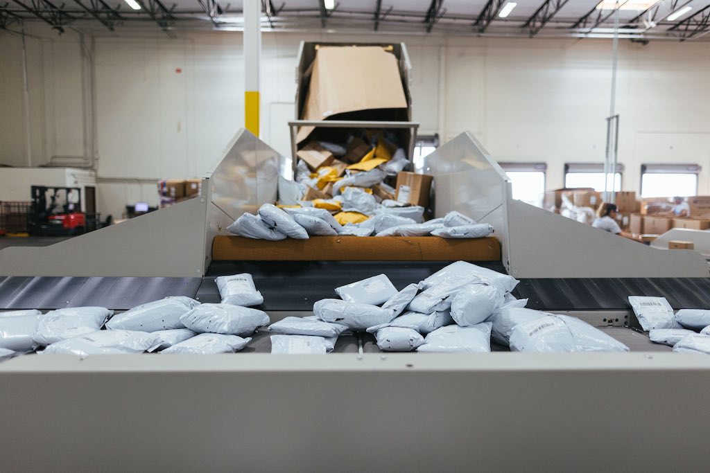 Figure 1: The NPI Singulator dumps parcels out of gaylords to feed them into the accumulation conveyor. Courtesy: Foreword LLC, NPI, Beckhoff Automation