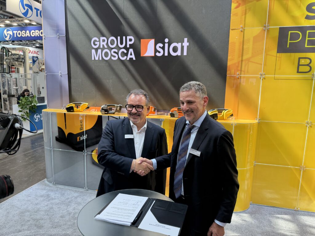 Konstantinos Marinakis, CEO of Siat Group, and Timo Mosca, CEO of GroupMosca, announce a strategic cooperation agreement combining both companies’ packaging equipment, service, and support capabilities during Interpack 2026.